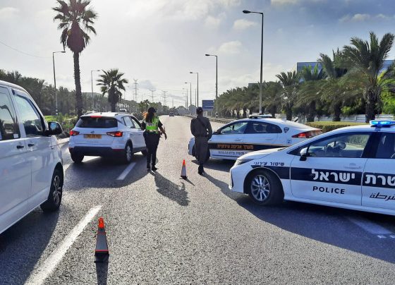 ניידות משטרה במחסום