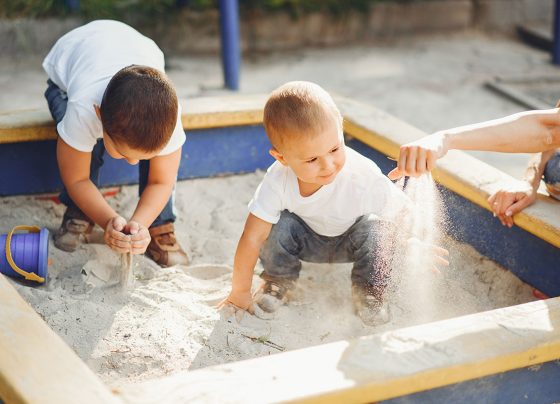 ילדים משחקים בארגז חול