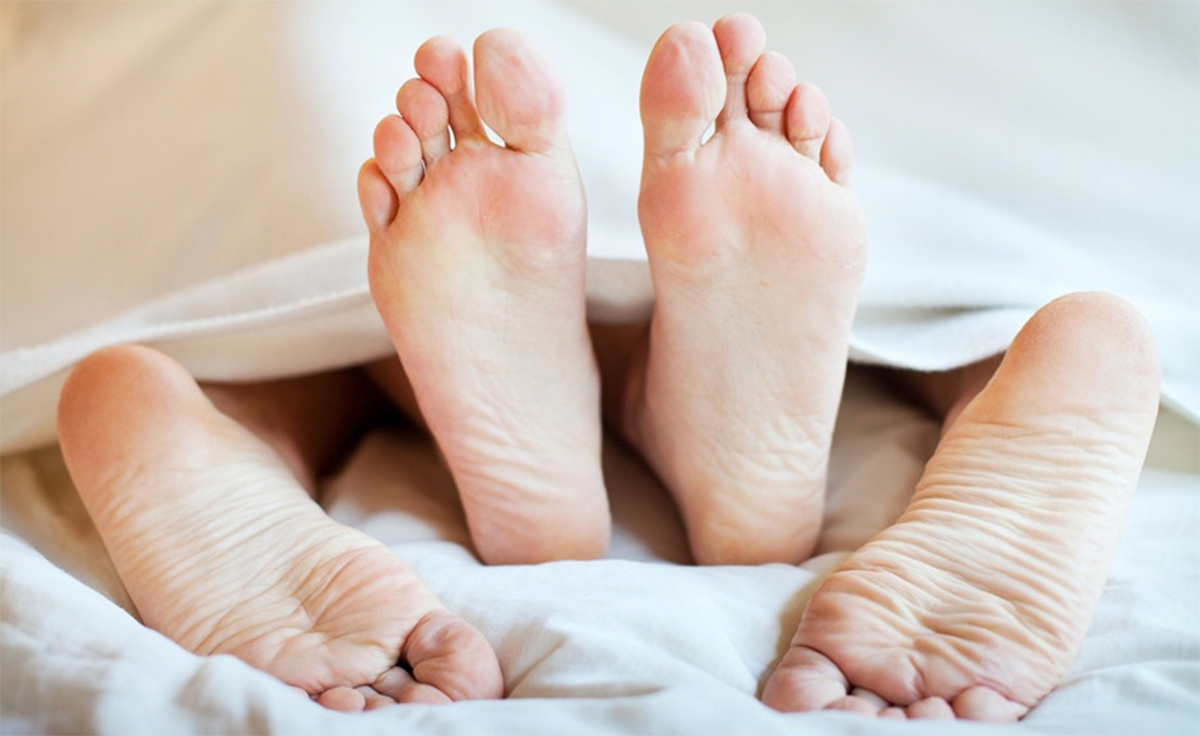 כפות רגליים של גבר ואישה