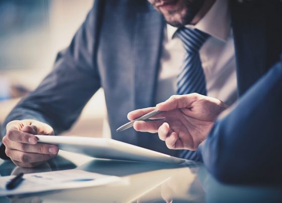 אדם מייעץ לאדם נוסף