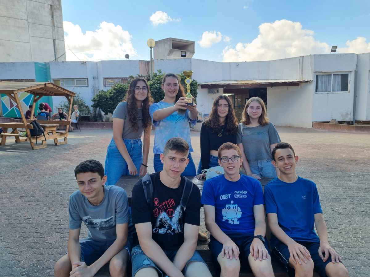 תלמידי כיתה ט' מבית הספר "כרמים" בבנימינה זכו בפרס החדשנות והיצירתיות מטעם "יזמים צעירים לישראל" על פיתוח מוצר שנועד להציל חיים בכביש.