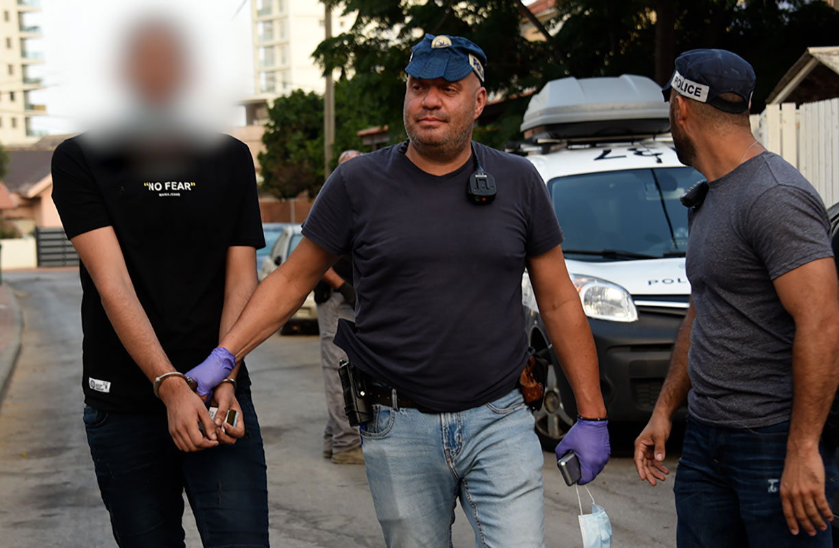 השלושה נעצרו לאחר שמשטרת חדרה באמצעות בלשים ושוטרים סמויים, רכשה מהם מריחואנה.
