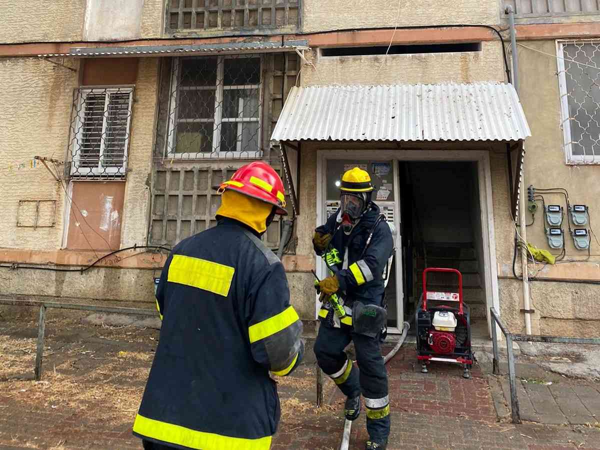 בשל העשן הרב השתמשו לוחמי האש באמצעים תרמיים לאיתור לכודים; חוקר דליקות בודק את הנסיבות שהובילו לשריפה