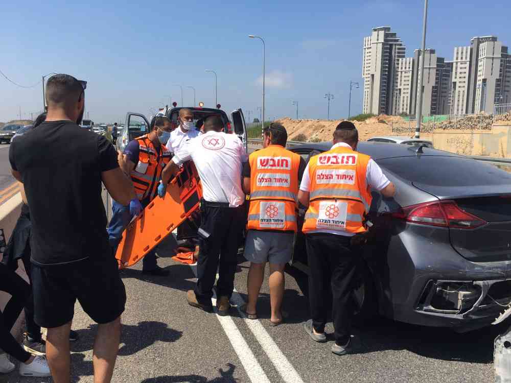 בתאונה שארעה בכביש 2 היו מעורבים שלושה כלי רכב. הפצועים פונו למרכז רפואי הלל יפה בחדרה