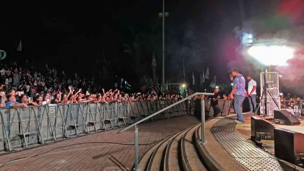 מעל 1500 בני נוער לקחו חלק בהופעתו של מרגי אשר התקיימה בשטח פתוח, באנדרטת הנחל.