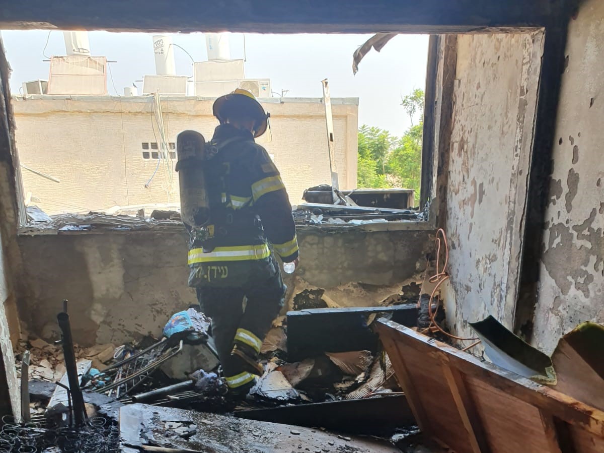 שלושה צוותים של לוחמי אש חדרה השתלטו על שריפה שפרצה בדירה ברחוב אלי כהן בעיר.