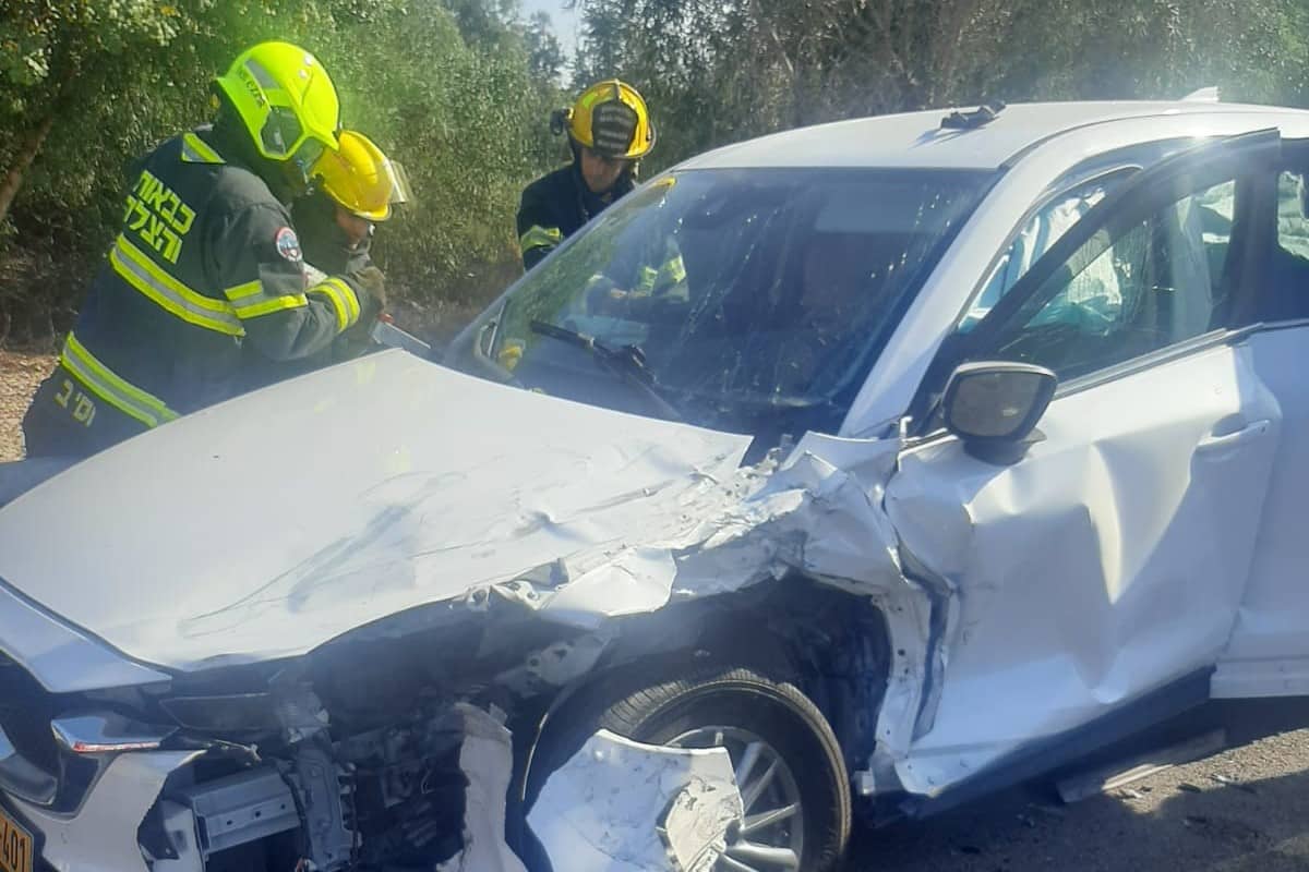 שני צוותי כיבוי אש חדרה השתמשו בכלים הידראולים כדי לחלץ צעירה שנתקעה ברכב שנפגע בתאונה
