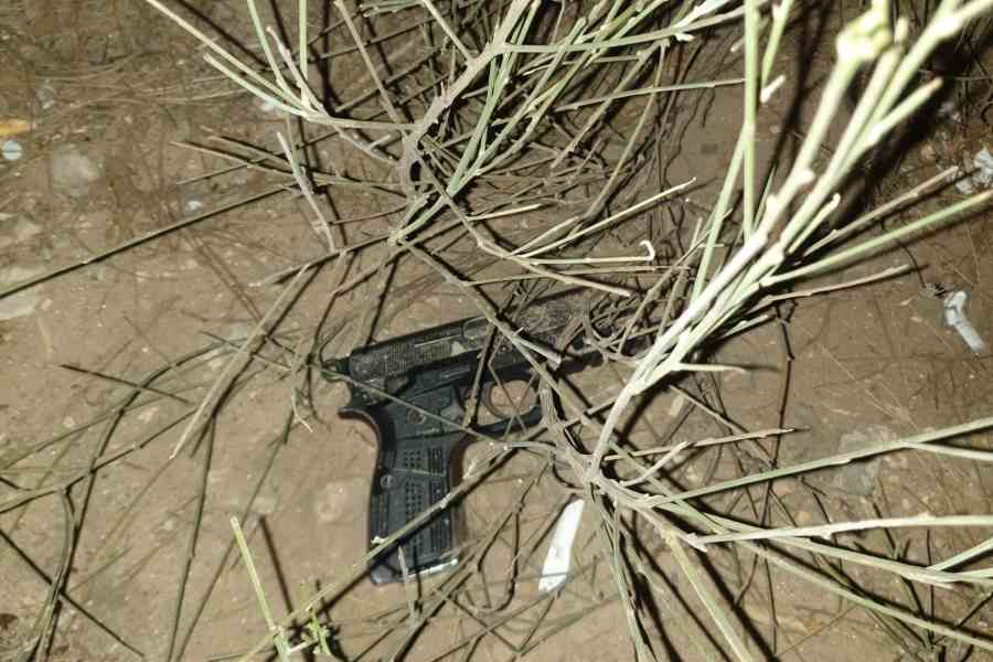 בלשי תחנת חדרה הבחינו ברכב שעורר את חשדם - תוך שהם משליכים חפצים מהרכב ונמלטים רגלית.