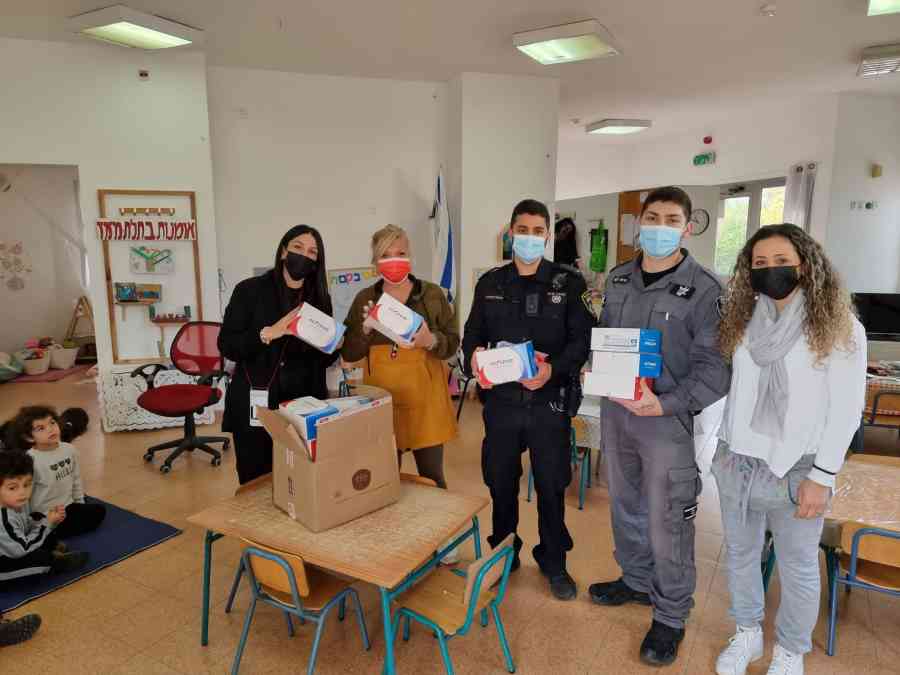 את חלוקת ערכות האנטיגן לגני הילדים ביצעו, במשותף, שוטרים מתחנת חדרה, יחד עם עובדי מערך השיטור והפיקוח העירוני של אור עקיבא.