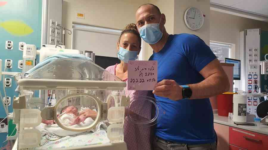 הלל יפה מדווח על לידות בתאריך הכי זוגי 22.2.22 - בתמונה ליז ושחר - חדרה