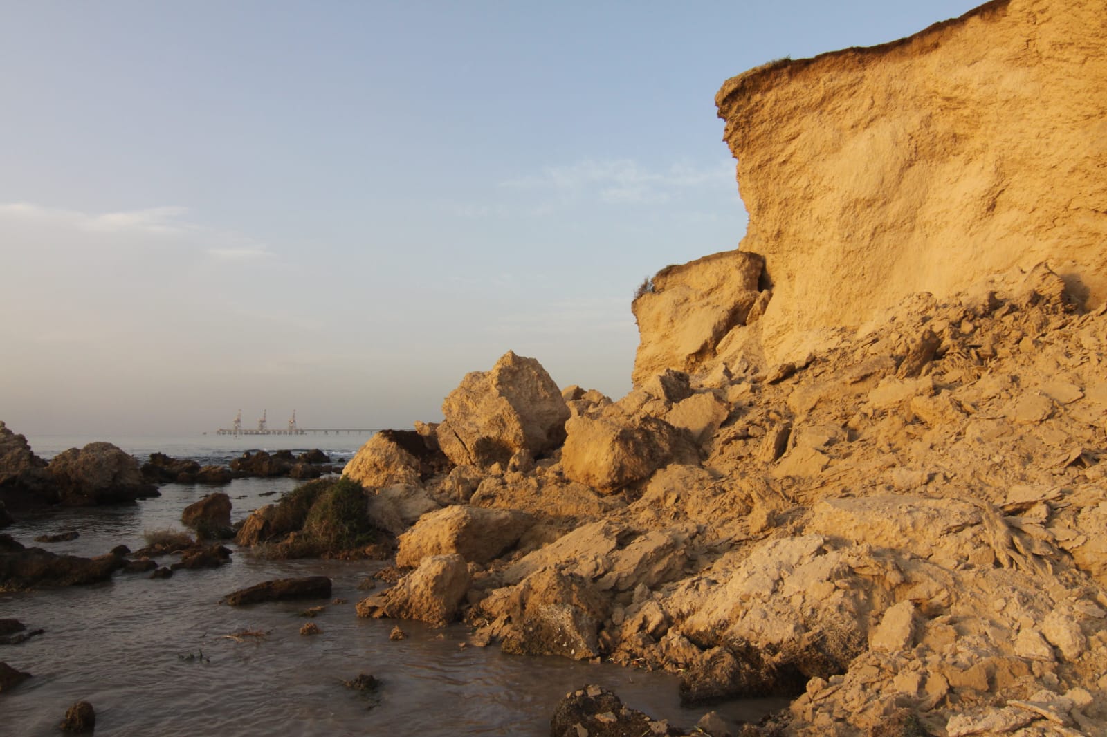 התמוטטות המצוק בצמידות לחוף הסיני בשנת 2011. צילום ארכיון שלומי גבאי 