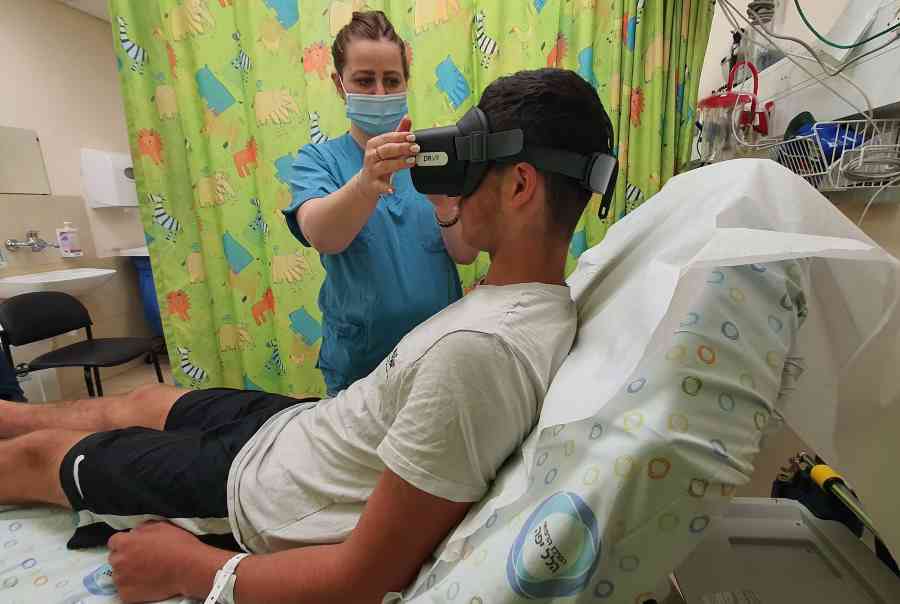 שימוש במשקפי מציאות מדומה בחדר מיון ילדים במרכז הרפואי הלל יפה, הוביל להפחתת מפלס החרדה בקרב ילדים ונוער. כעת שוקלים להרחיב השימוש לעוד מחלקות.