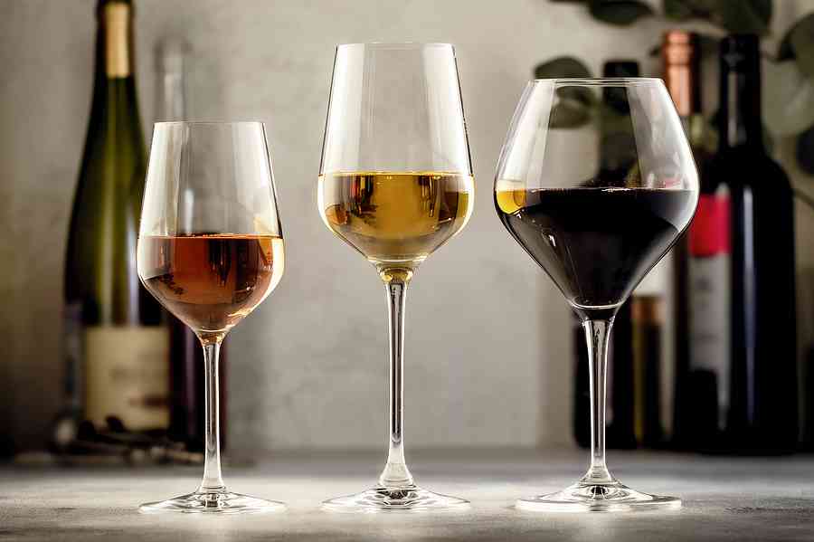 כוס יין מסוגים שונים.