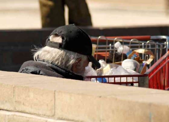 קשיש מחפש בפחי אשפה. מדד הבושה הישראלי. תמונת אילוסטרציה