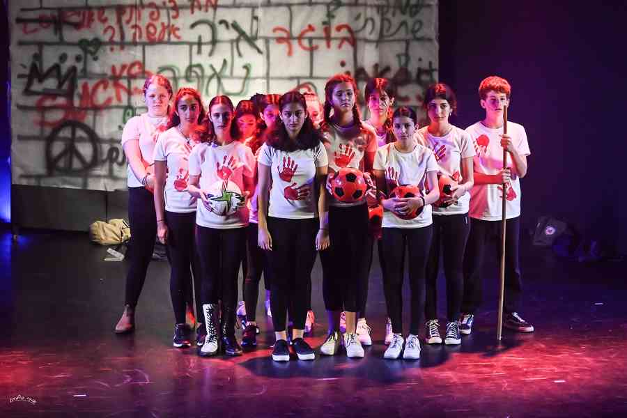 בתמונה: תלמידי אנסמבל התאטרון בתיכון כרמים בבנימינה, יופיעו בהצגה "שנות הקסם" במסגרת הפסטיבל שיתקיים במהלך חול המועד סוכות