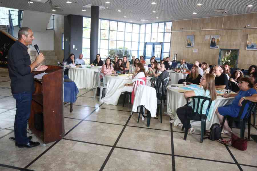 בתמונה: מנהלים, רכזים , מחנכים ומחנכות - במסגרת מפגש פיתחת תוכנית המצוינות העירונית בעל יסודי בחדרה.