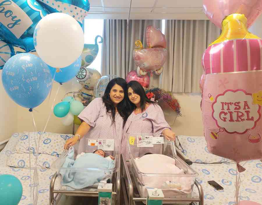 בתמונה: חן פריינטי ואחותה רוזי בן כליפה, שילדו בהפרש של מספר שעות בבית חולים הלל יפה חדרה.