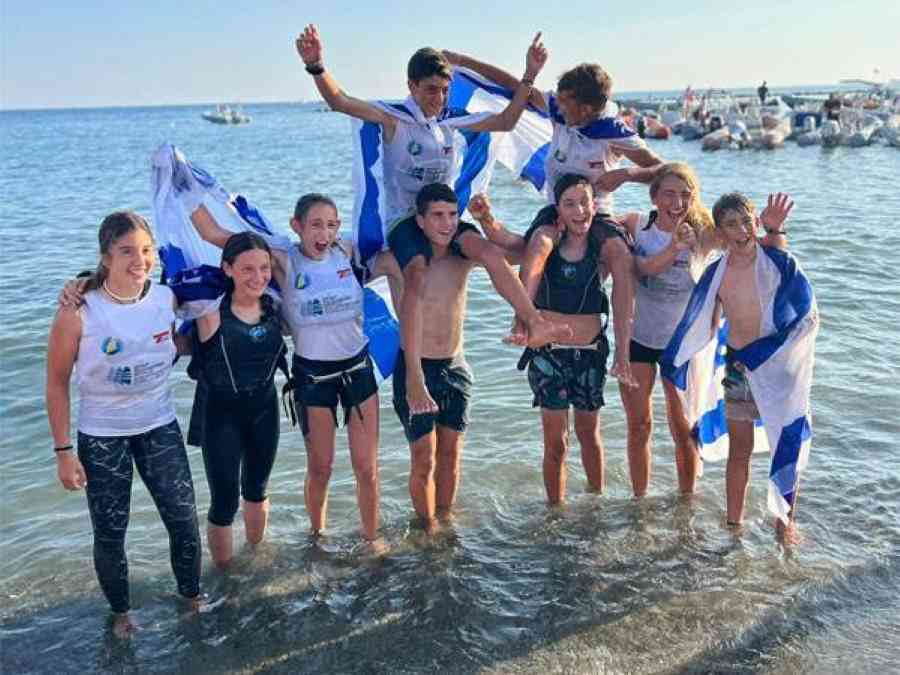 בתמונה: חברי נבחרת ישראל חוגגים ים של מדליות באליפות אירופה ואליפות העולם. צילום באדיבות איגוד השיט הישראלי.
