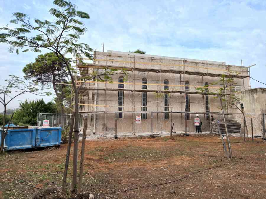 בתמונה: בית הכנסת הגדול הראשון של פרדס חנה