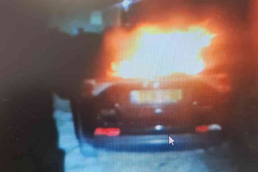 בתמונה: הרכב של האישה עולה באש בזמן אמת.