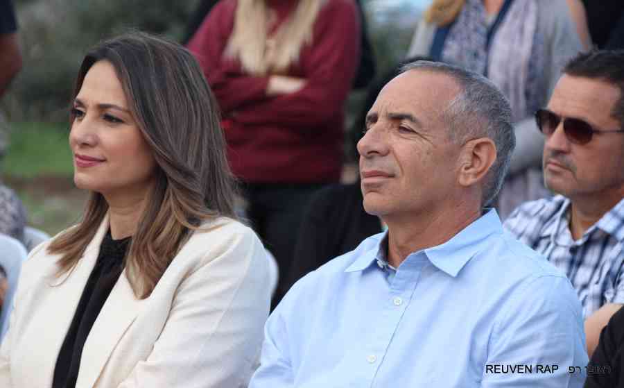 בתמונה: שרת החינוך היוצאת ד"ר יפעת שאשא ביטון וראש מועצת בנימינה - גבעת עדה, בטקס הנחת אבן פינה למבנה קבע של חטיבת הביניים כרמים.