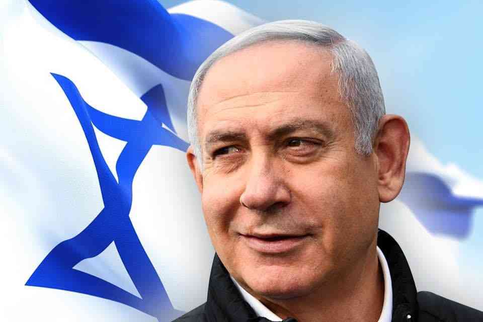 בתמונה: ראש ממשלת ישראל בנימין נתניהו על רקע דגל ישראל