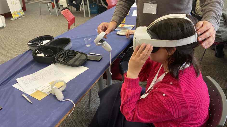 בתמונה: תלמידה מתנסה בלימודים באמצעות משקפי מציאות מדומה ורבודה - תיכון יש"י בחדרה