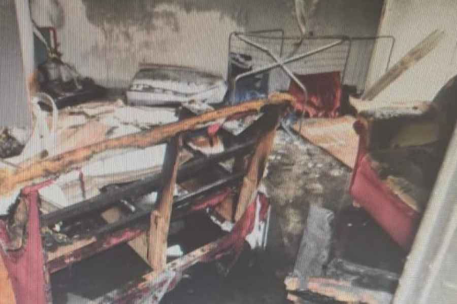 בתמונה, נזקי דירה שנשרפה בחדרה בעקבות הצתה.