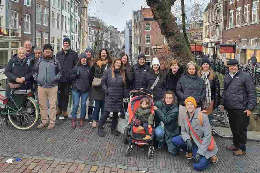 בתמונה: משלחת בת 14 מנהלי ומנהלות חטיבות ביניים ותיכונים בעיר חדרה, שנסעו ללמוד ולהכיר את מערכת החינוך ההולנדית - אחת מעשר מערכות החינוך הטובות בעולם.