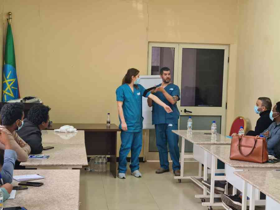 בתמונה, חברי משלחת ההדרכה הרפואית לאתיופיה, הכוללת בין השאר מומחים לרפואה דחופה מבית חולים הלל יפה חדרה