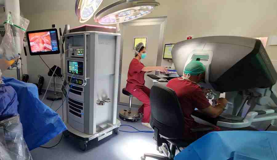 בתמונה: ניתוח המתבצע באמצעות רובוט דה וינצ'י, שנרכש בעלות של עשרה מיליון ש"ח, וישמש את בית חולים הלל יפה - חדרה.