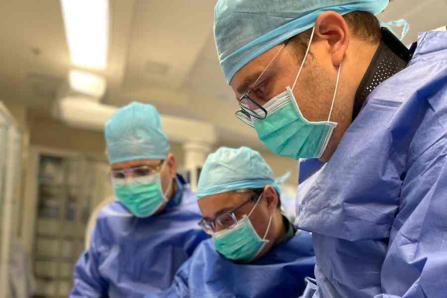 צוות מערך הלב - בית חולים הלל יפה. ניתוח מיקרו כירורגי לסגירת חור בין פרוצדורי הלב.