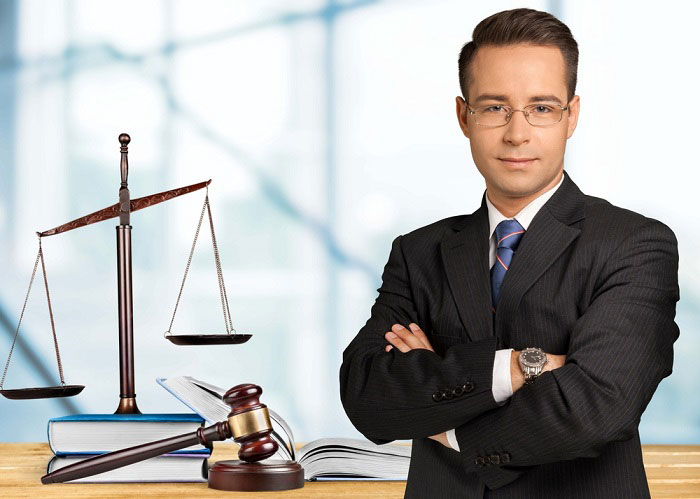 עורך דין עומד ומאחוריו משקל צדק