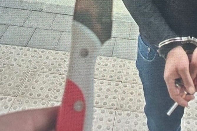 בתמונה: הסכין אותה החזיק החשוד והחשוד עצמו כשהוא אזוק. צילום מתוך מצלמת הגוף של השוטר שעצר את החשוד.