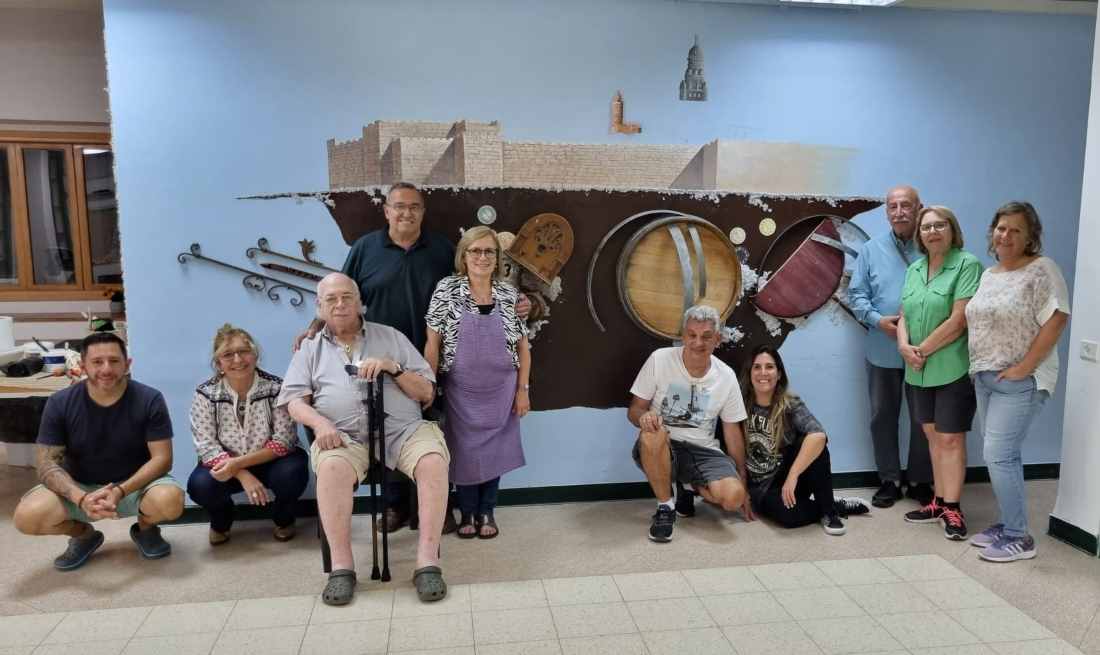 האמן הבינלאומי רוברטו קנדאס, מצייר יחד עם עשרה אמנים נוספים מאורוגוואי, ציור קיר משותף בבית תשבי בלב המושבה. מאחורי המיזם הראשון מסוגו: משרד החוץ באורוגוואי