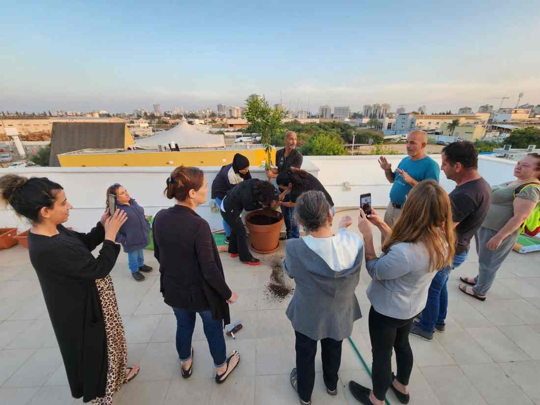 איגוד ערים מציג: שיעור בהקמת גינת ירק על גג בניין.