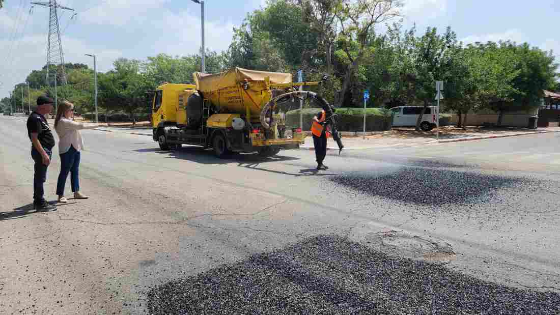 המשאית הצהובה - סוגרת בורות בכבישים באמצעות השפרצת אספלט חם.