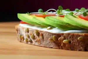 כריך אבוקדו וירקות צילום: יח"צ