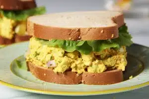 כריך ביצה וירקות. צילום: יח"צ