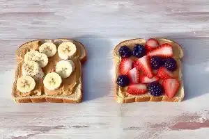 כריך מתוק עם אגוזים ופירות יער. צילום יח"צ