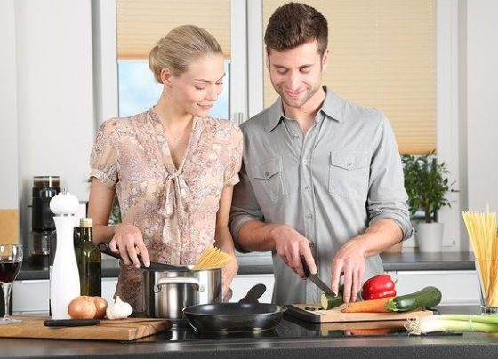 בחור ובחורה במטבח מכינים אוכל