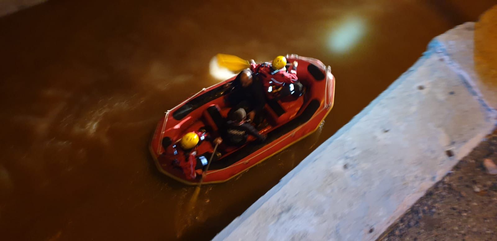 החילוץ באמצעות סירה. צילום: דוברות כבאות חדרה