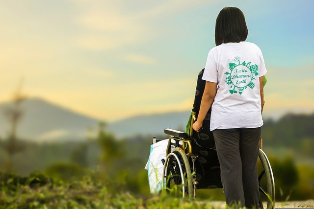 עובדת זרה מחזיקה כסא גלגלים