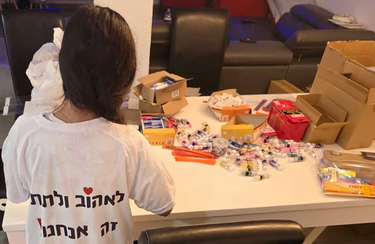 חסדי תומר מעלים חיוך על פני הילדים עם ערכת ציוד חזרה לבית הספר