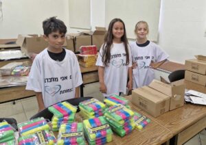 ילדי עובדי המרכז האקדמי רופין אורזים ציוד חזרה לבית ספר