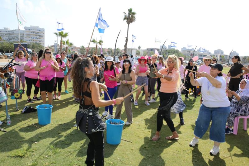 הפנינג חודש המודעות לסרטן השד בחוף אולגה חדרה