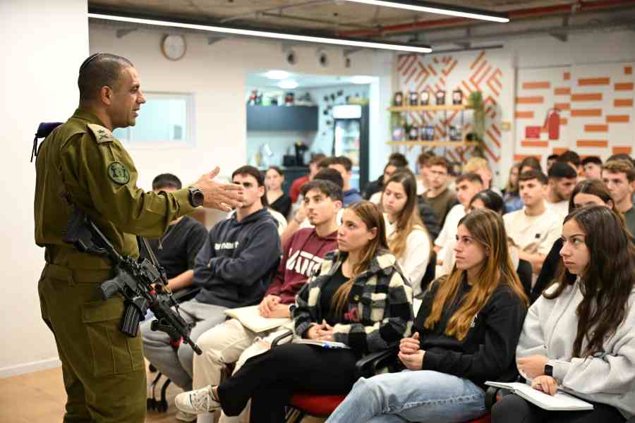 ראש אכא מבקר במכינה הקדם צבאית חמש אצבעות - זכרון יעקב. צילום: נחשון פיליפסון