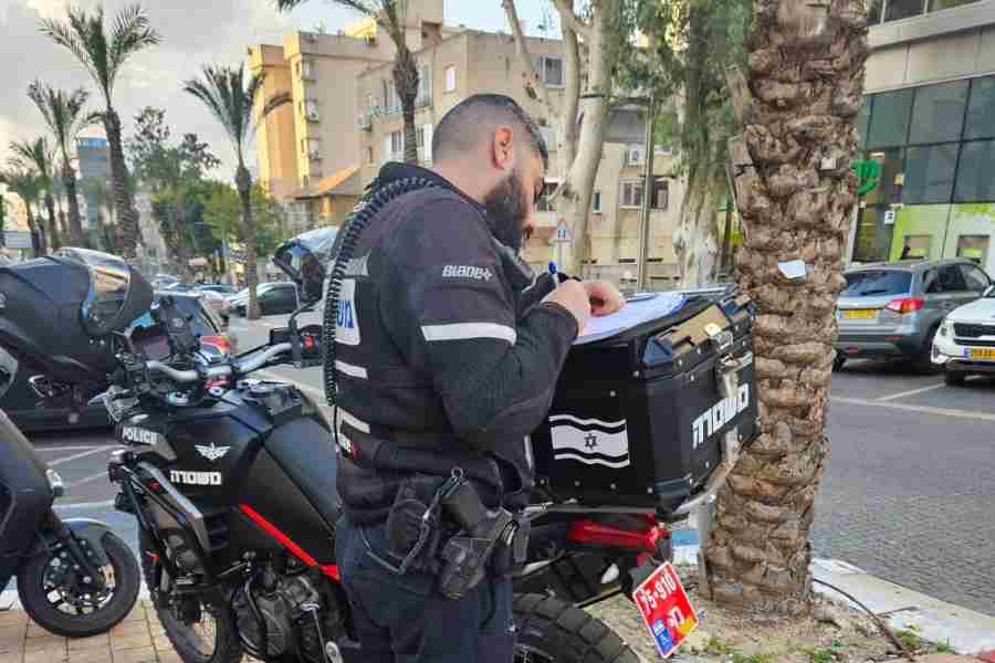 מבצע אופנועים רחב היקף התקיים בסוף השבוע בחדרה. בתמונה: שוטר רושם דוח