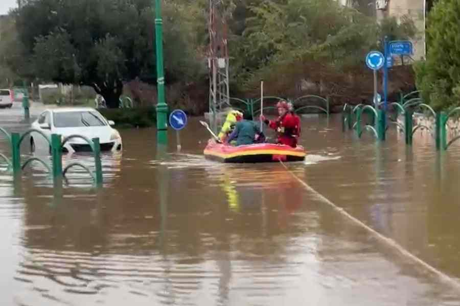 לוחמי אש חדרה מחלצים אישה בסירת משוטים.