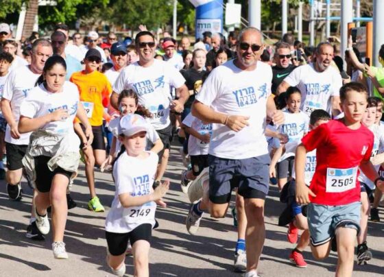 מירוץ חדרה 2025. בתמונה ראה"ע ניר בן חיים רץ במקצה העממי 2 קילומטר. המירוץ התקיים בשיתוף שוונג.